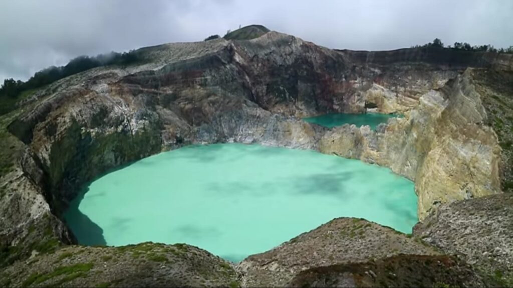 kelimutu lake flores